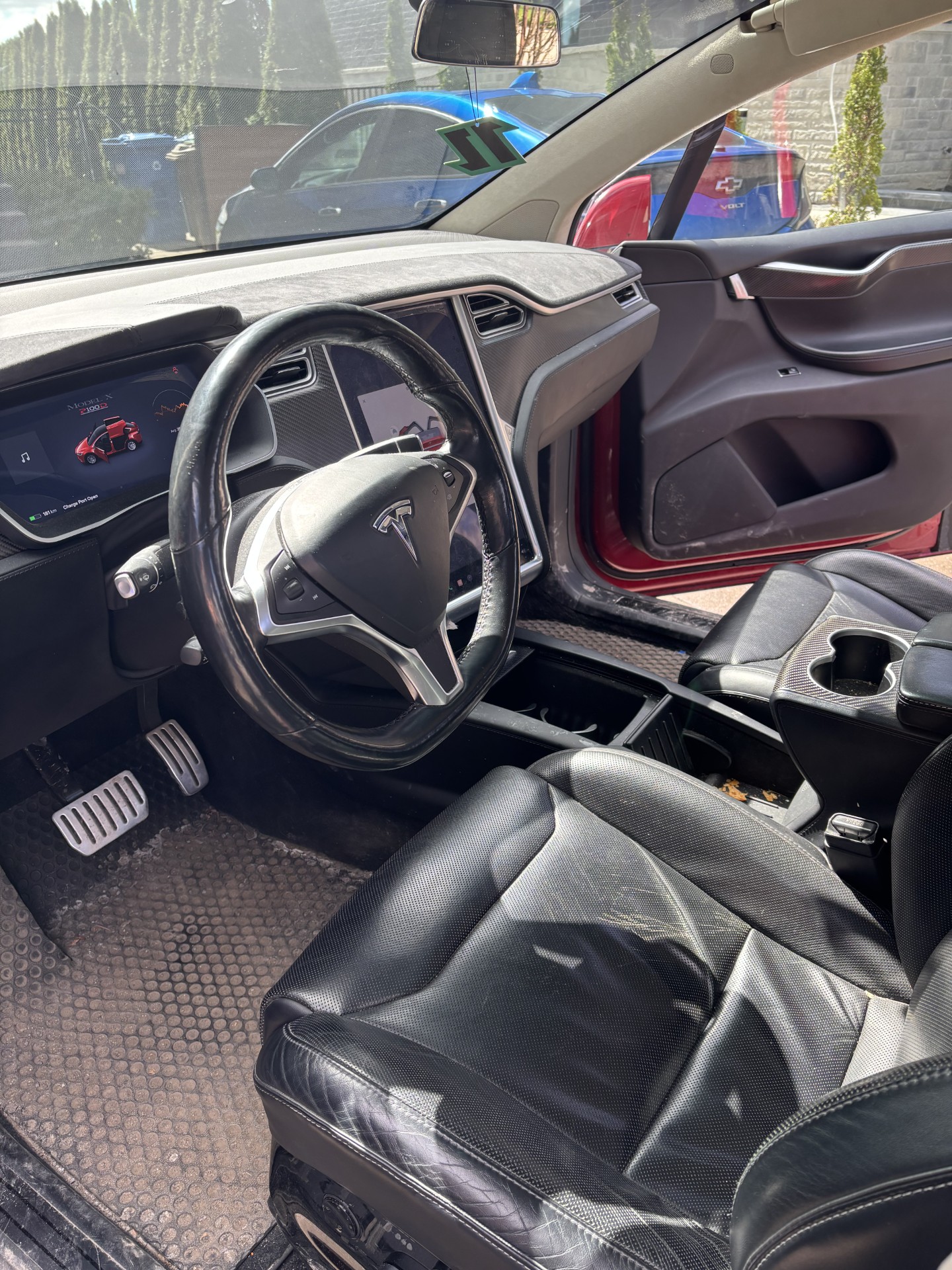Tesla avant le nettoyage